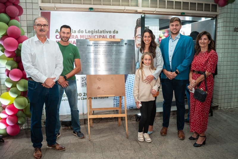 O Prefeito Neider Moreira, o Presidente da Câmara Nesval Júnior e familiares do homenegeado, professor José luiz Guimarães Filho. 